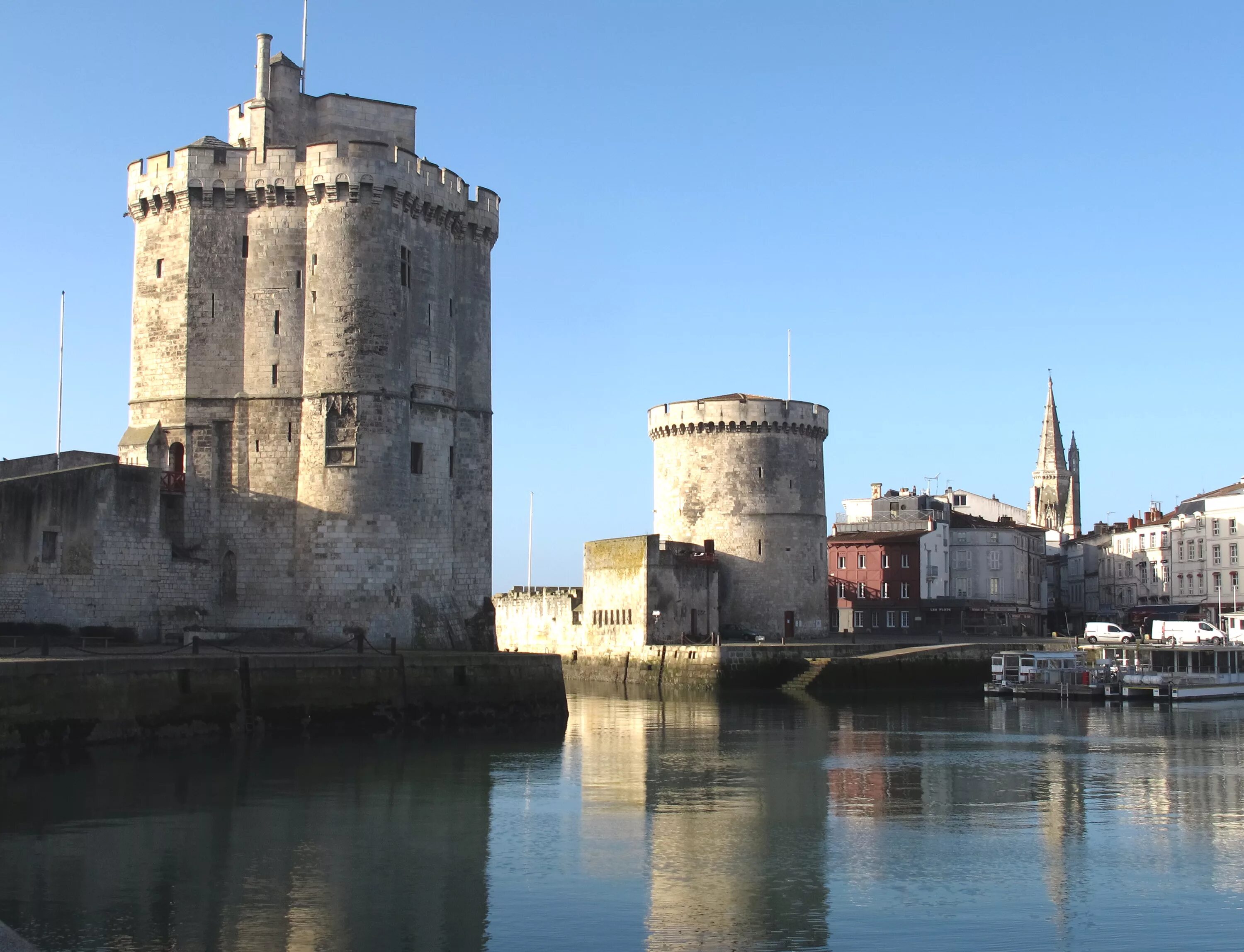 La rochelle. Замок ла Рошель Франция. Ля Рошель крепость. Ля Рошель Франция достопримечательности. Порт ля Рошель.