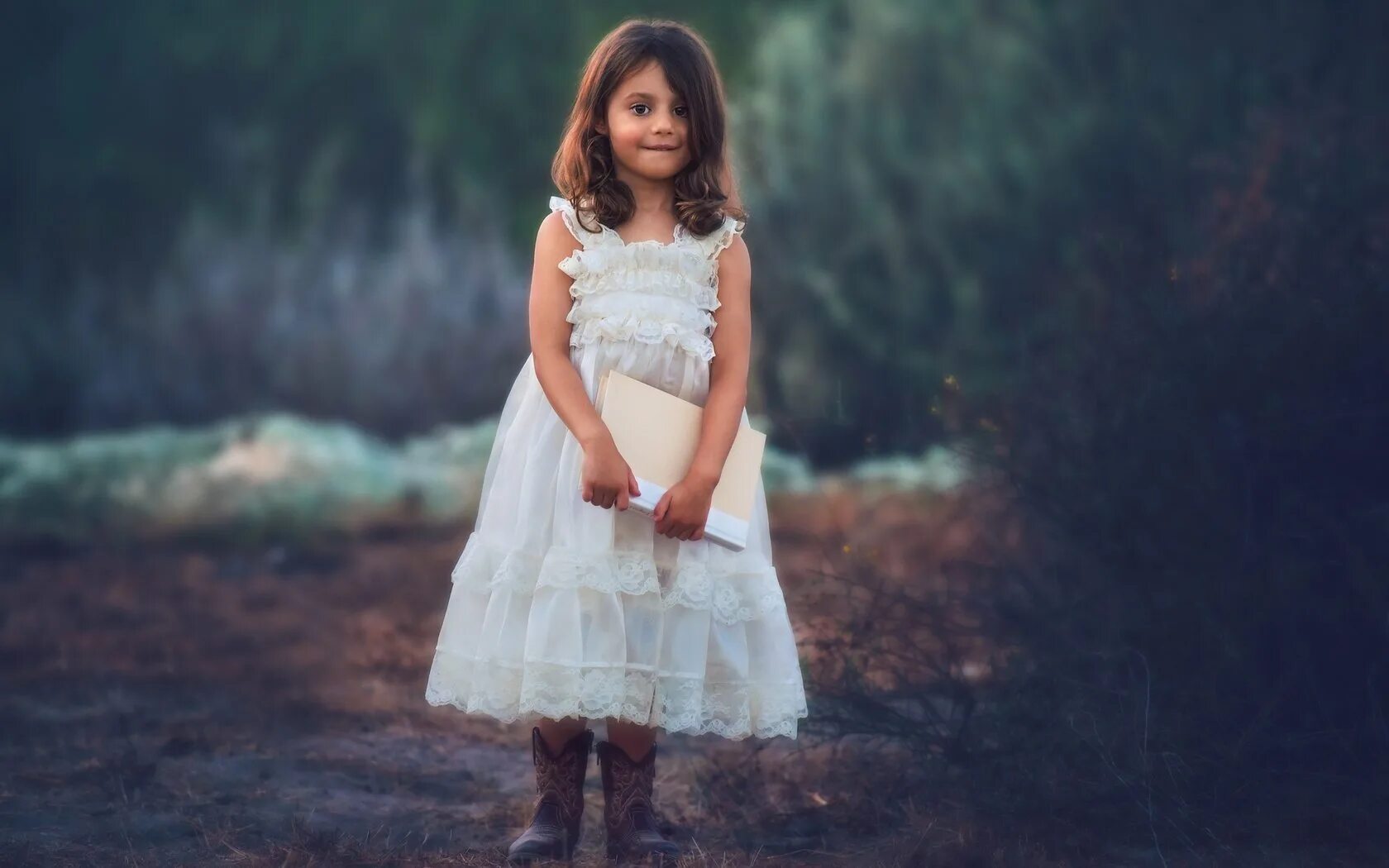 маленькая девочка в белом платье природа. стройные девушки в летних платьях. фотосессия на белом фоне в бежевом платье. девушка в платье со спины. платье для девочки.