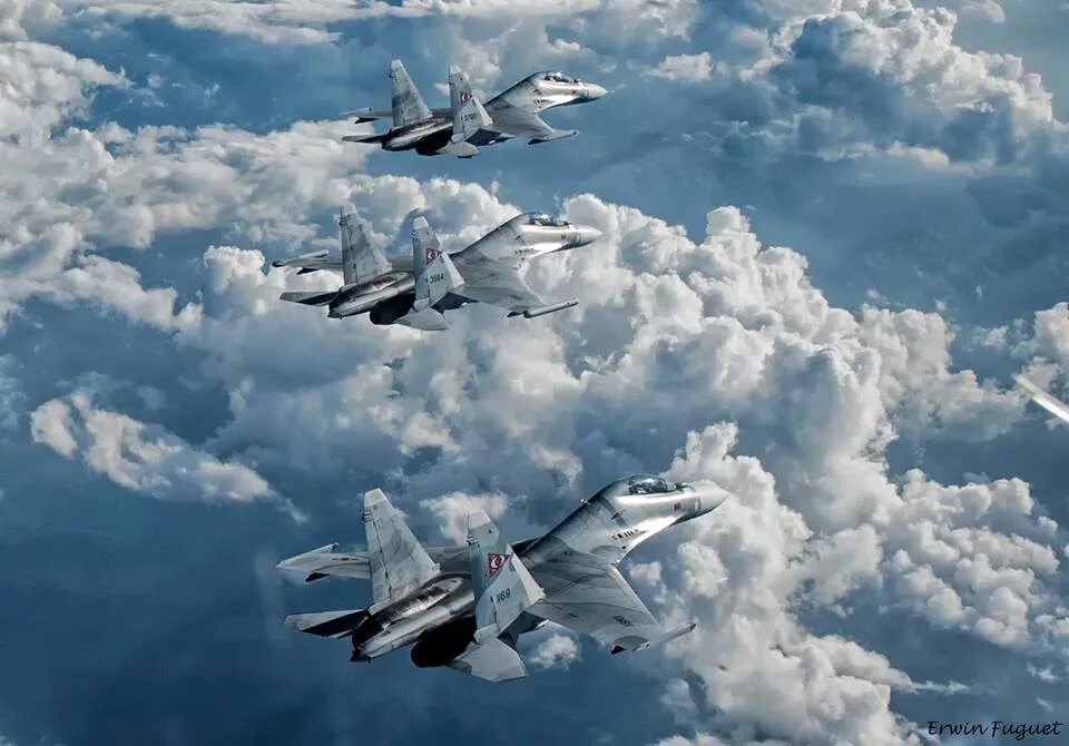 Военные самолеты в небе. Российские военные самолеты в небе. Су 27 в небе. Красивое небо с самолётом военным.