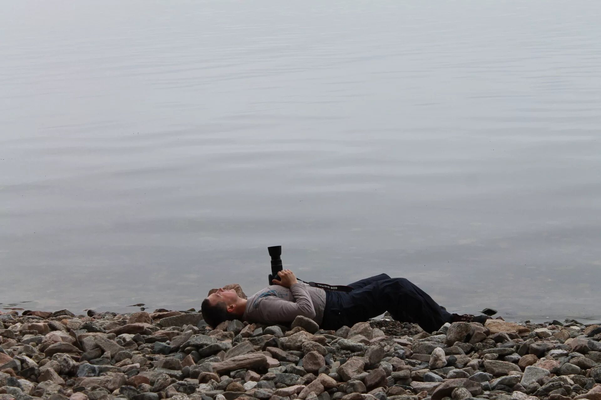 Быстро устаю в воде. Уставший фотограф. Мужик на Байкале. Бухаем на Байкале.