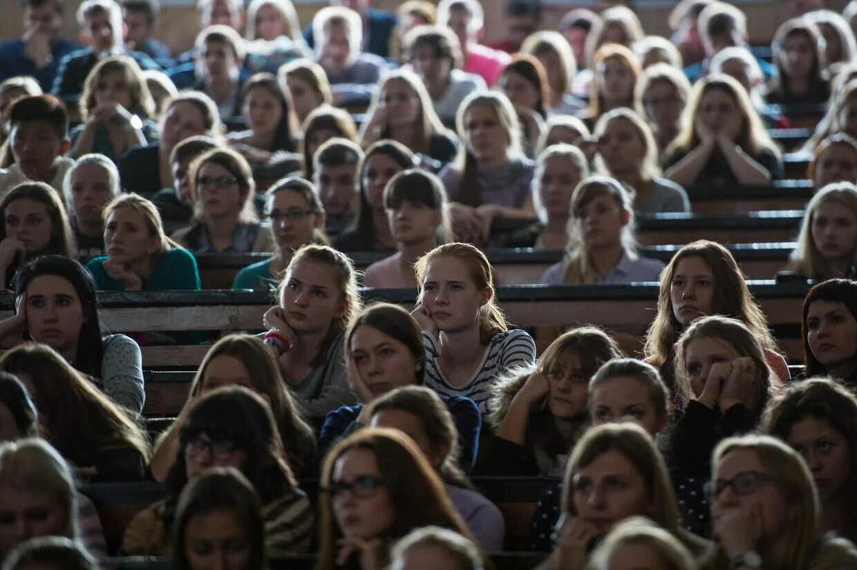 Студенты высших и средних. Студенты в аудитории. большая аудитория людей. аудитории российских университетов. русская аудитория.