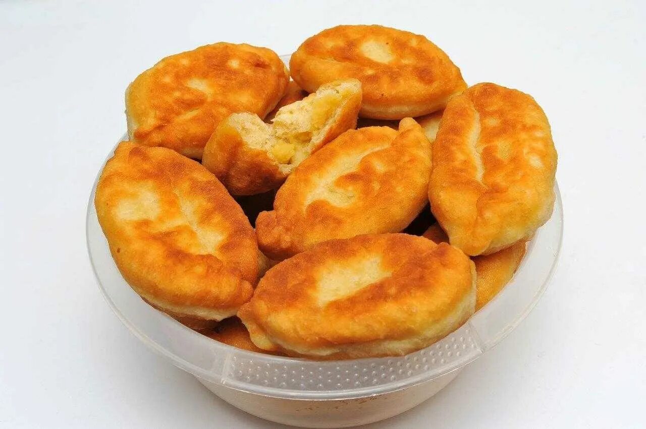 Пирожки жареные. Пирожки с картошкой жареные. Пирожки жареные на сковороде. Пирожки с капустой жареные