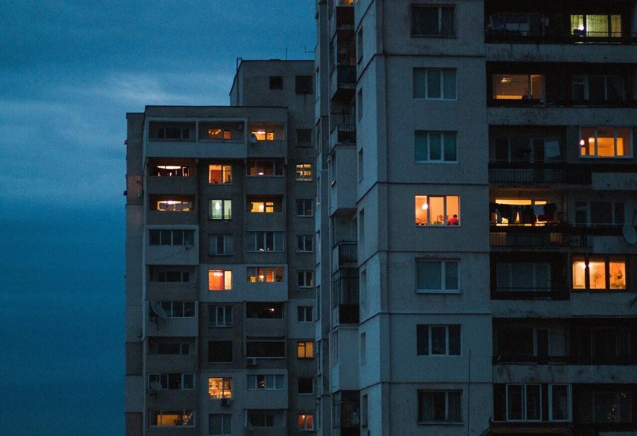 Твоя многоэтажка. Многоэтажный дом окна. Многоэтажки вечером. Человейники мурино кудрово. Панельный многоэтажный дом.