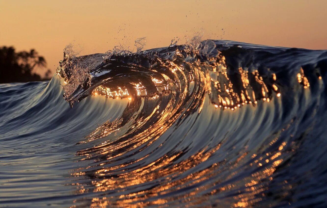 В океане есть волны. Океанские волны. Море, волны. Красивые волны. Черные волны.