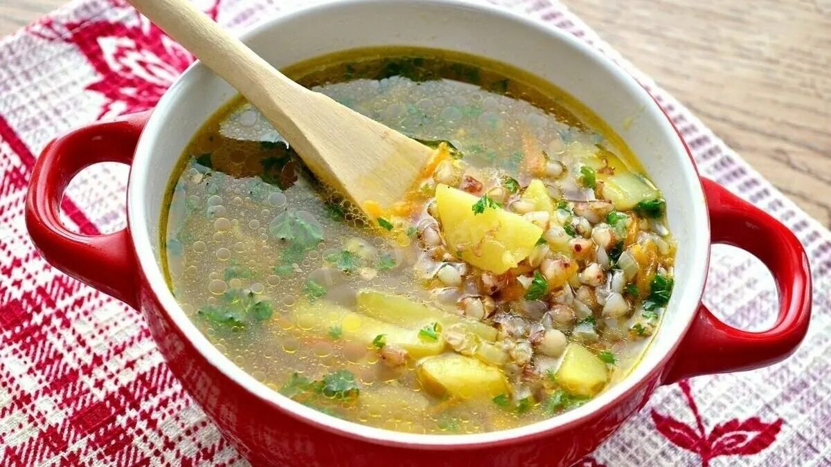 Суп с картошкой и крупой. Гречневый суп без мяса. суп картофельный с гречневой крупой. суп картофельный с крупой. овощной суп с крупой.