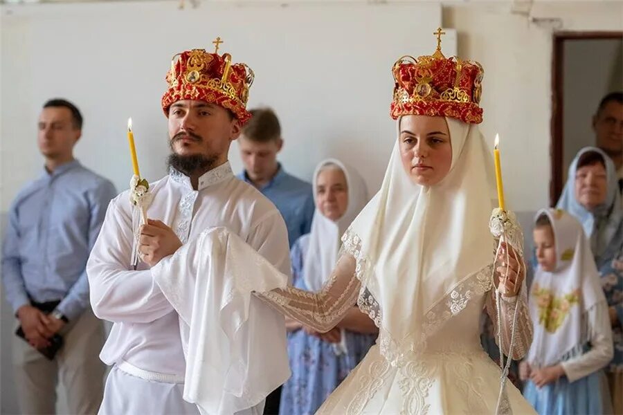 Венчание держать венец. Венчание старообрядцев. платье для венчания. старообрядцы одежда для венчания.