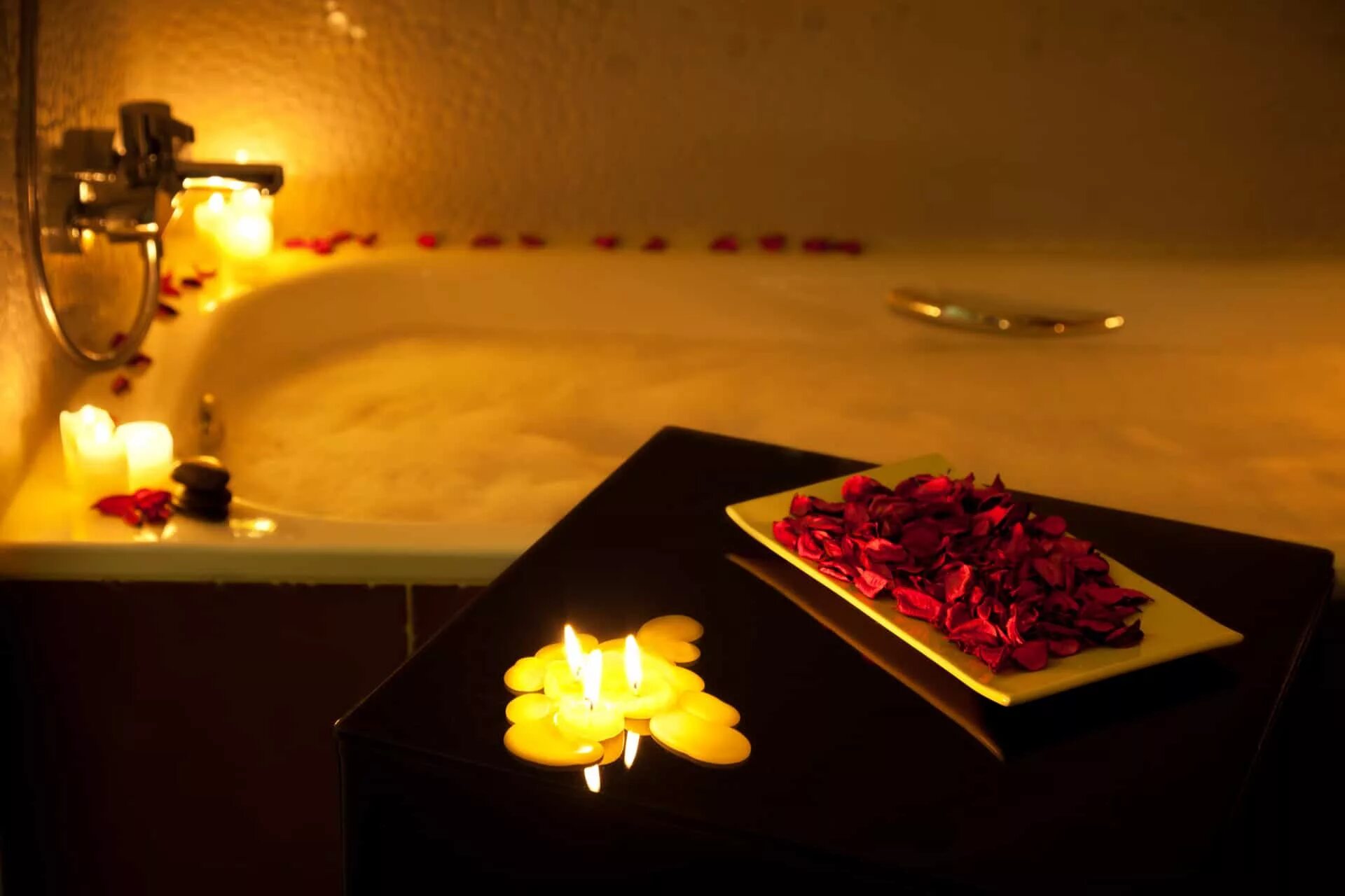 Сюрпризы для ванны. Романтическая ванна. Ванна с пеной и свечами. Ванна со свечами. Ванна свечи романтика.
