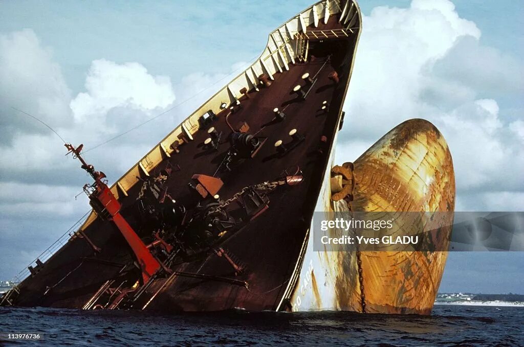 Амоко кадис 1978. В 1978 году танкер amoco cadiz. Супертанкер amoco cadiz. Амоко кадис. Амоко кадис танкер.