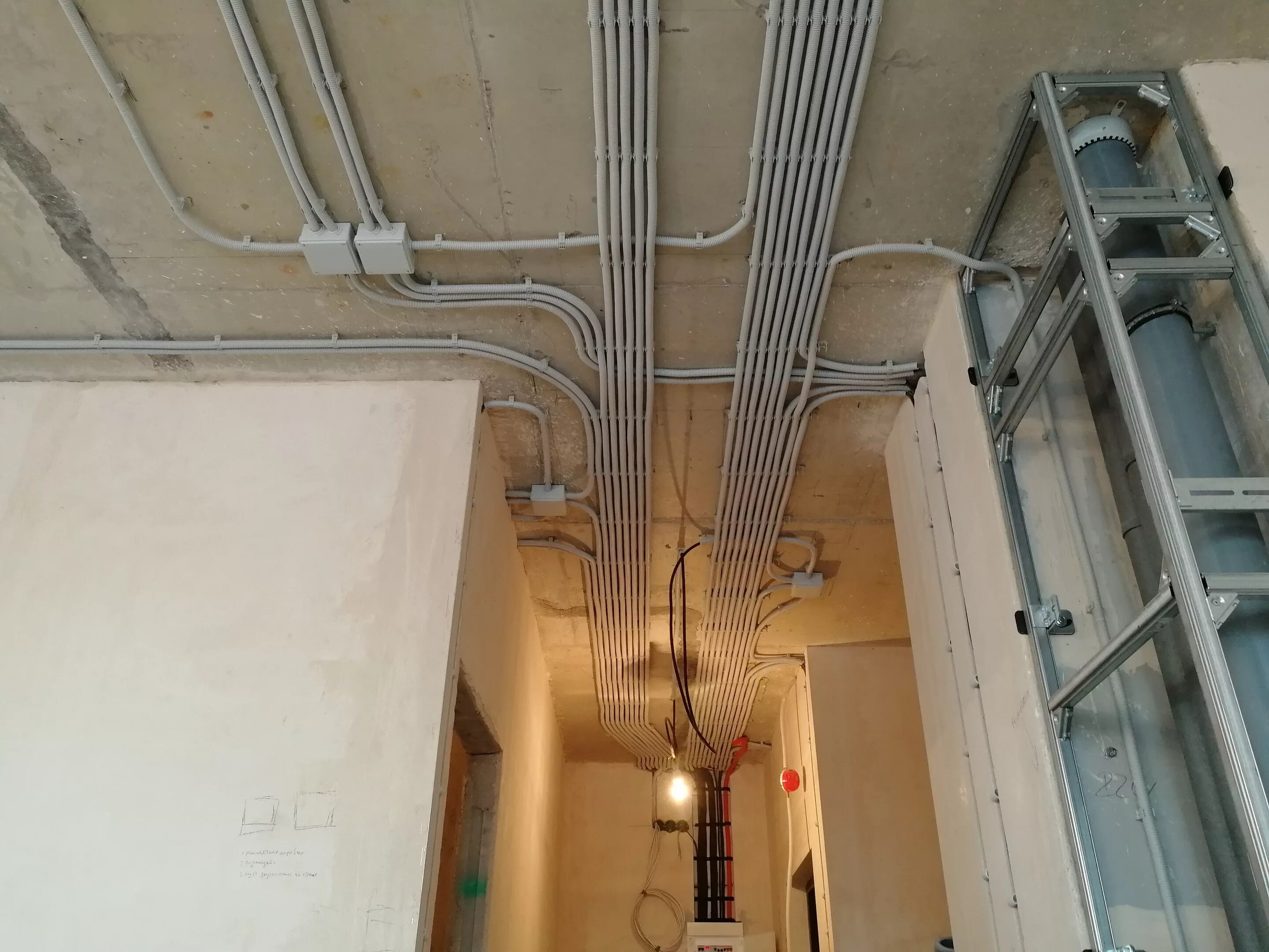 Электрика в гофре. Прокладка электропроводки в квартире. Электропроводка по потолку. Разводка проводов по потолку. Проводка в квартире по потолку.