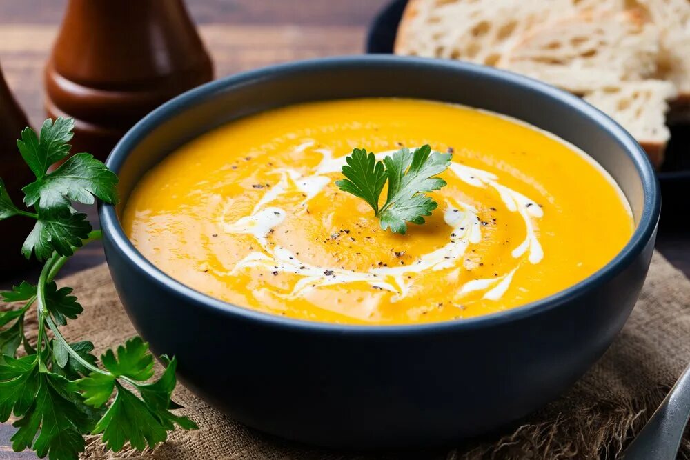 Самый вкусный суп пюре. Крем суп из тыквы. тыквенный суп-пюре от юлии высоцкой. тыква баттернат суп. тыквенный крем-суп со сливками.