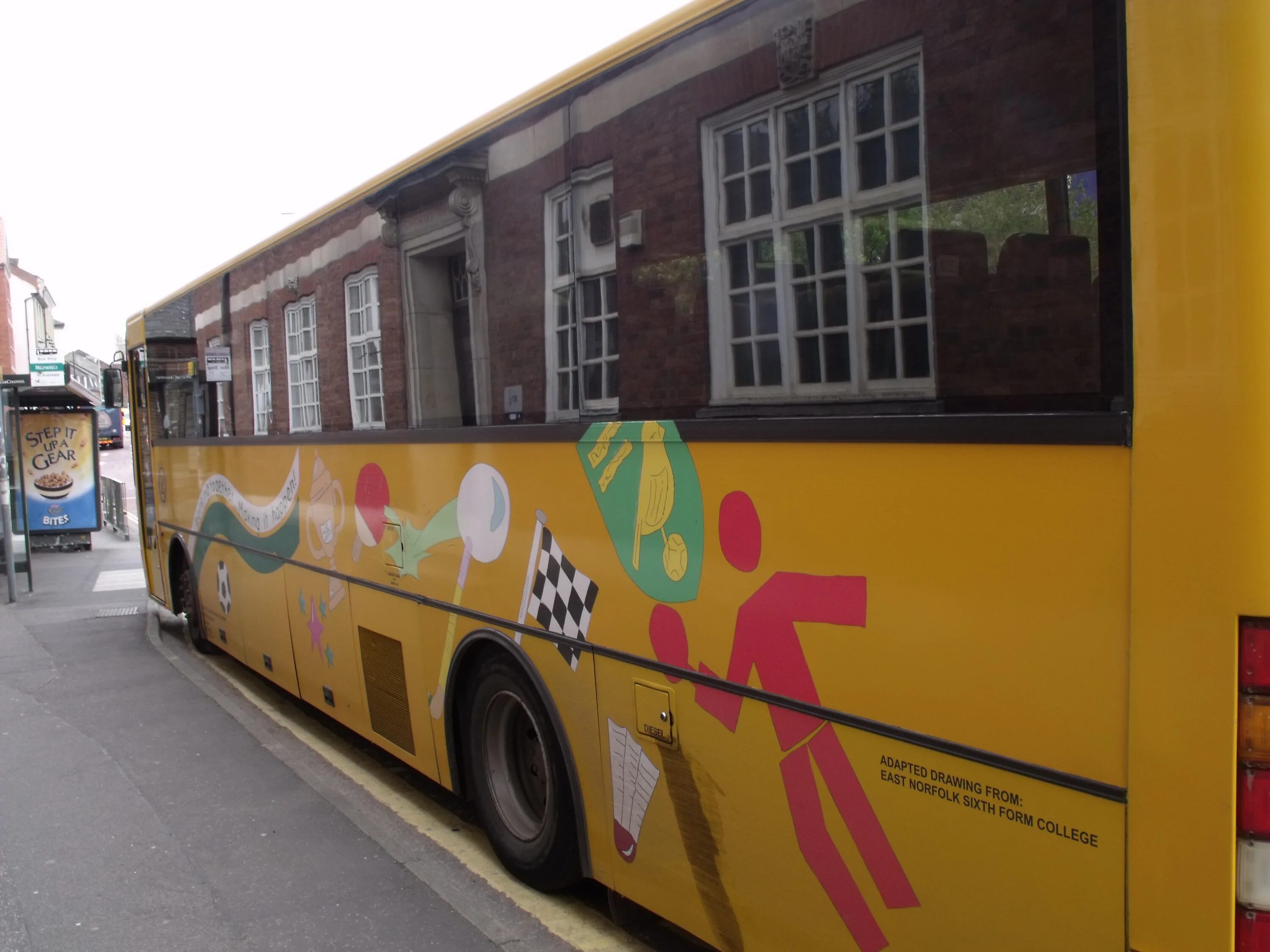 They go to work by bus. Автобусы с жёлтыми элементами. Автобус желтый на улице. Автобус с желтой полосой. Фотосессия с желтым автобусом.