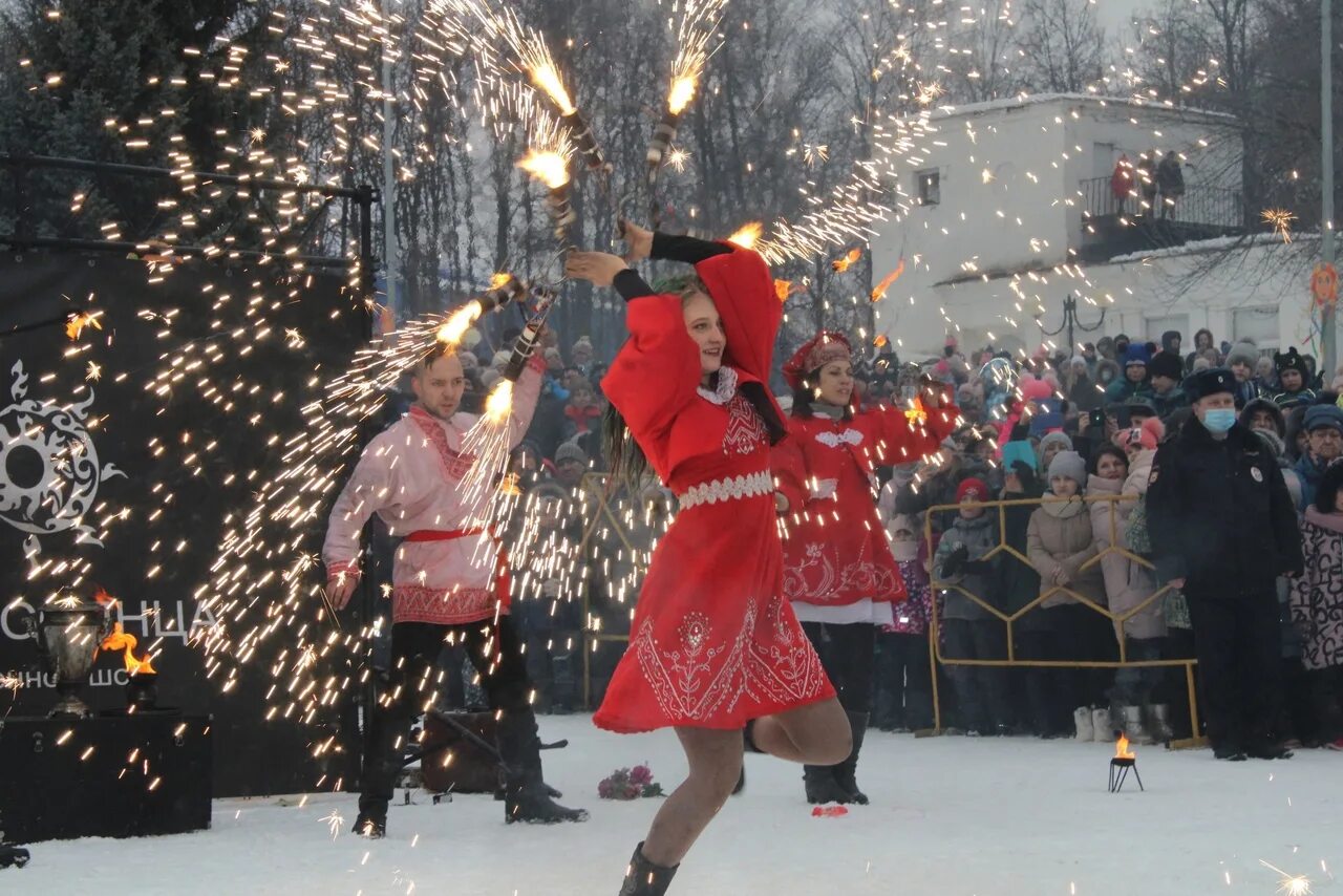 Масленица в загородном парке во владимире. Масленица в Центральном парке Владимира. Масленица Царская. Масленица в Центральном парке Пушкино. Масленица в Видном 2022 в Центральном парке.