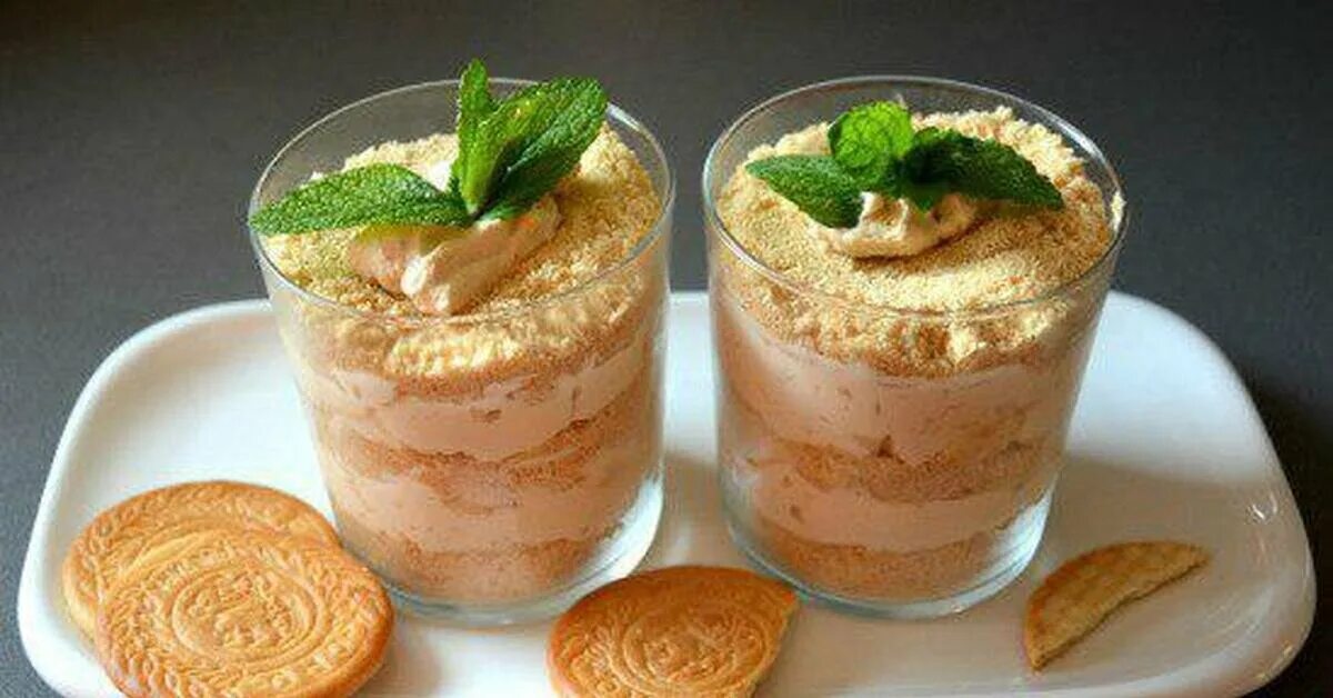 Творожный десерт с печеньем. Чизкейк без выпечки с творогом и печеньем. Торт банановый чизкейк без выпечки. Десерт в стаканчике с печеньем. Десерт с творожным сыром.