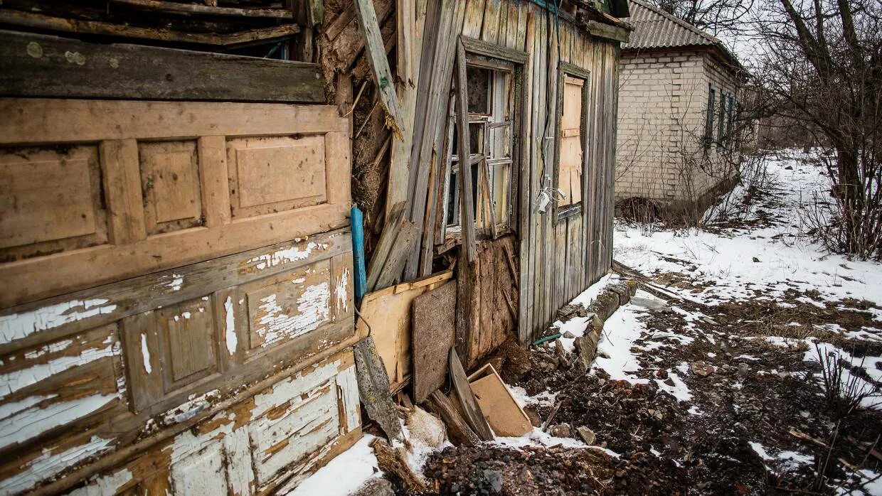 Район. Горловка вчера. Район. Поселок шахты изотова горловка. Разрушенное здание.