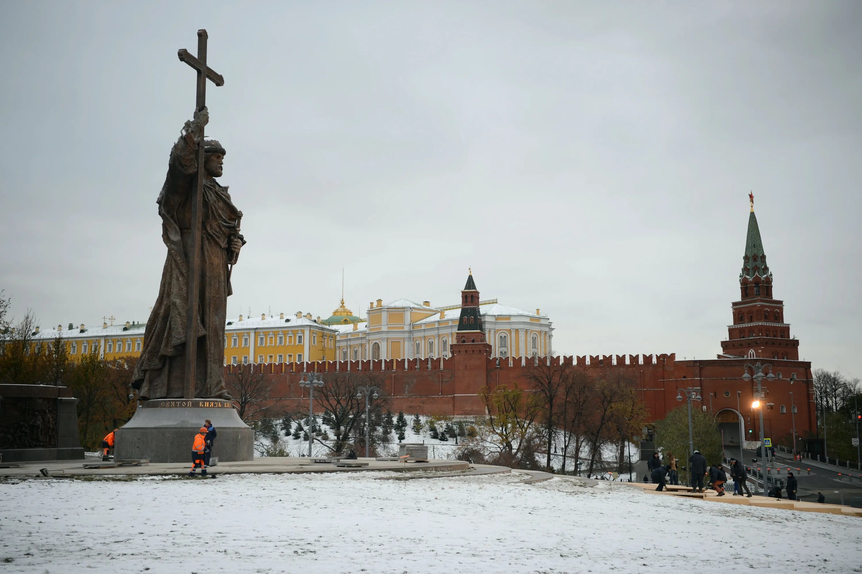 Какому владимиру памятник в кремле