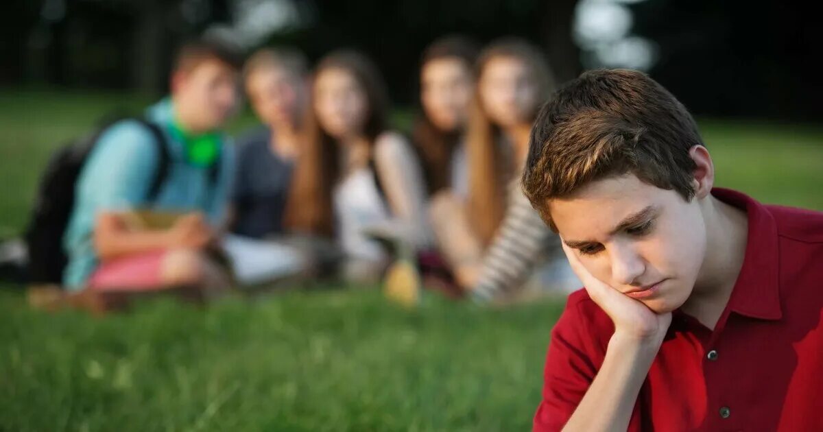 Праздничные картинки. Радостные подростки. Отметить день рождения на природе. Подросток. Идеи для фотоссесиигруппы.