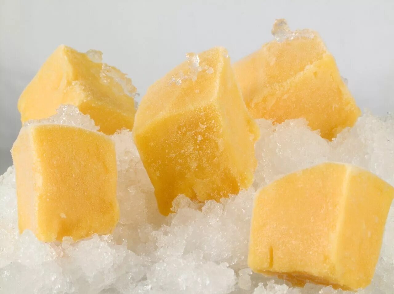 Freezing fruits. Ледяное манго. Frozen Fruits. Frozen Fruit Cubes. Mango quick Frozen.