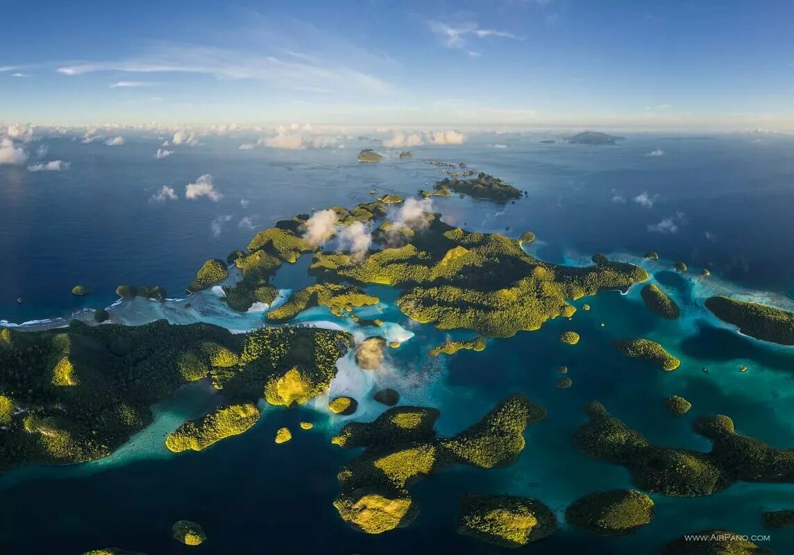 Стране принадлежит самый большой в мире остров. Острова Раджа-Ампат. Архипелаг Раджа Ампат. Raja Ampat Индонезия. Коралловые рифы острова Раджа-Ампат.