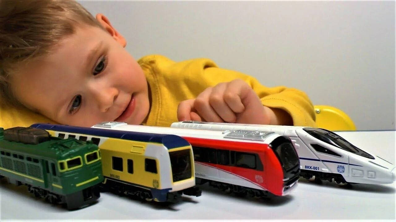 Про поезда для мальчиков. Поезда Игрушечные для мальчиков. Мальчик с игрушечной железной дорогой. Игрушечные новые поезда. Железная дорога видео для детей