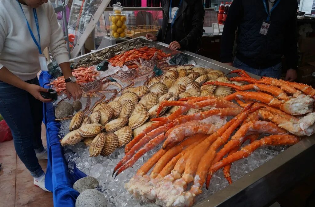 Купить рыбу во владивостоке. Морские деликатесы Владивосток. Морепродукты Владивосток. Морепродукты дальнего Востока. Рыбный рынок Владивосток.