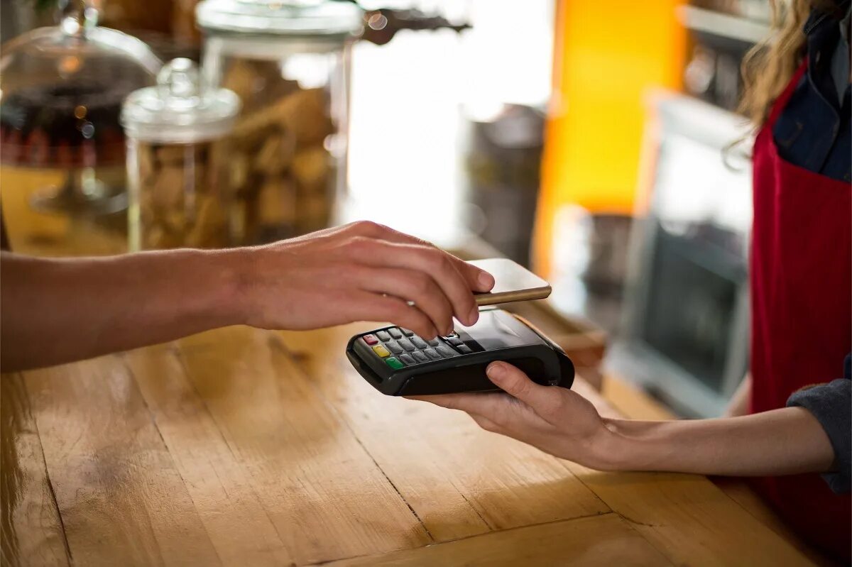 Смартфоны nfc 2025. В ресторане nfc. человек платит nfc. nfc фото людей. человек оплачивает счета через телефон.