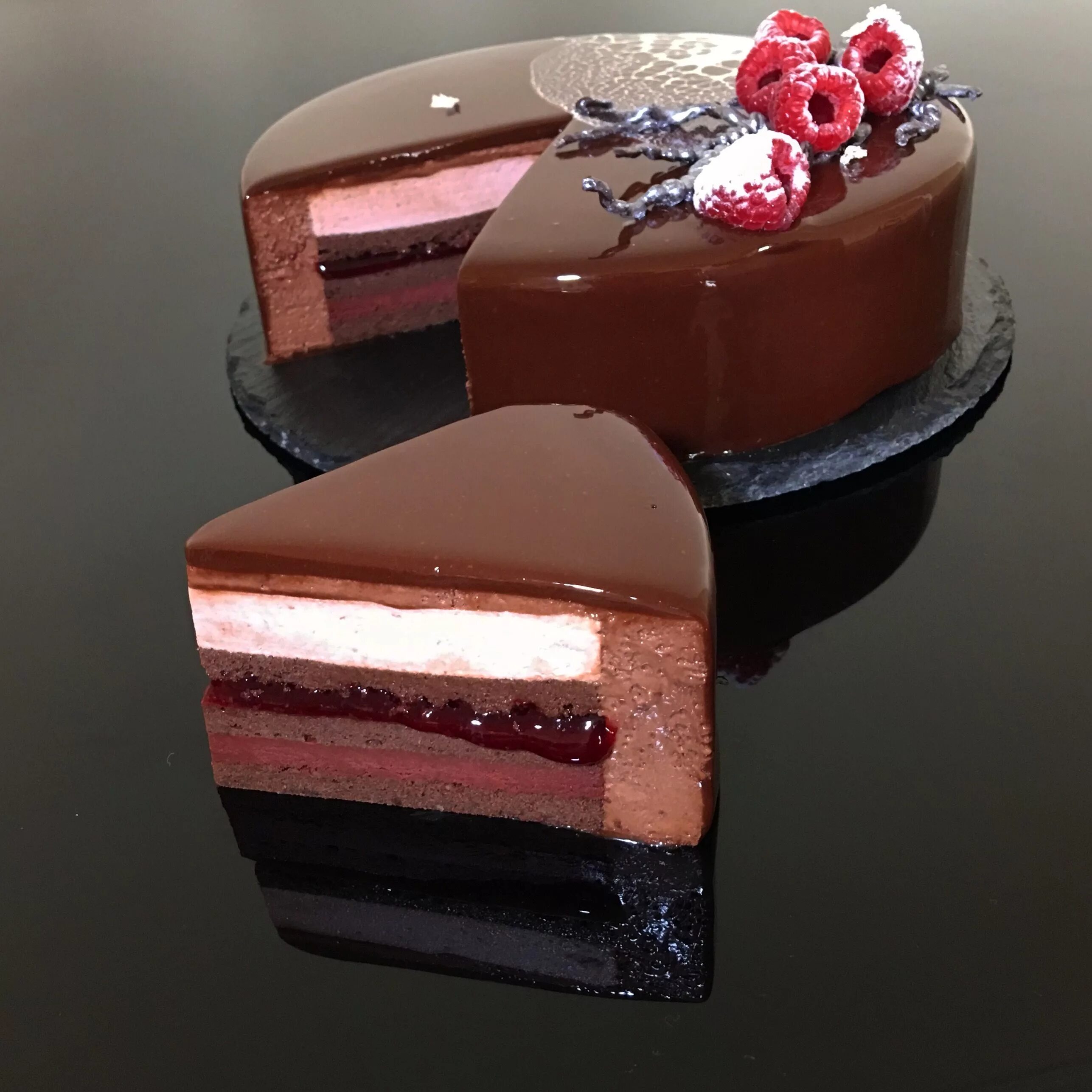 Муссовый торт с вишней. Шоколадно малиновый муссовый торт. Муссовый торт малина шоколад. Шоколадно вишневый муссовый торт.
