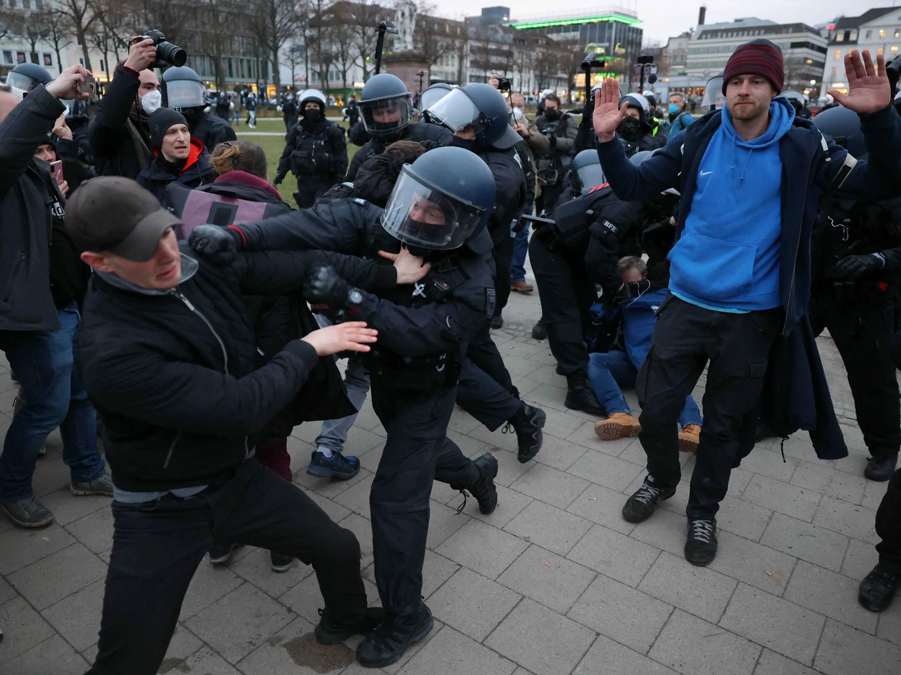 Выступают против школы. Антиковидные протесты Германия. В Германии разгоняют митинги. Демонстрации в Германии.