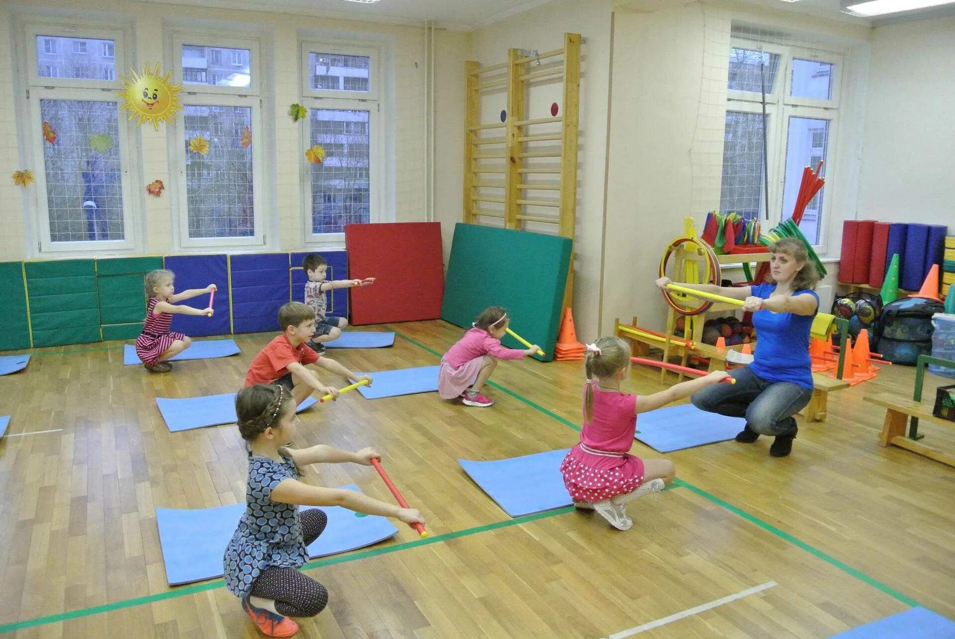 Физическое упражнение младшая группа. Физкультура в детском саду. Занятия физкультурой в детском саду. Дети на физкультуре в детском саду. Гимнастика в детском саду.