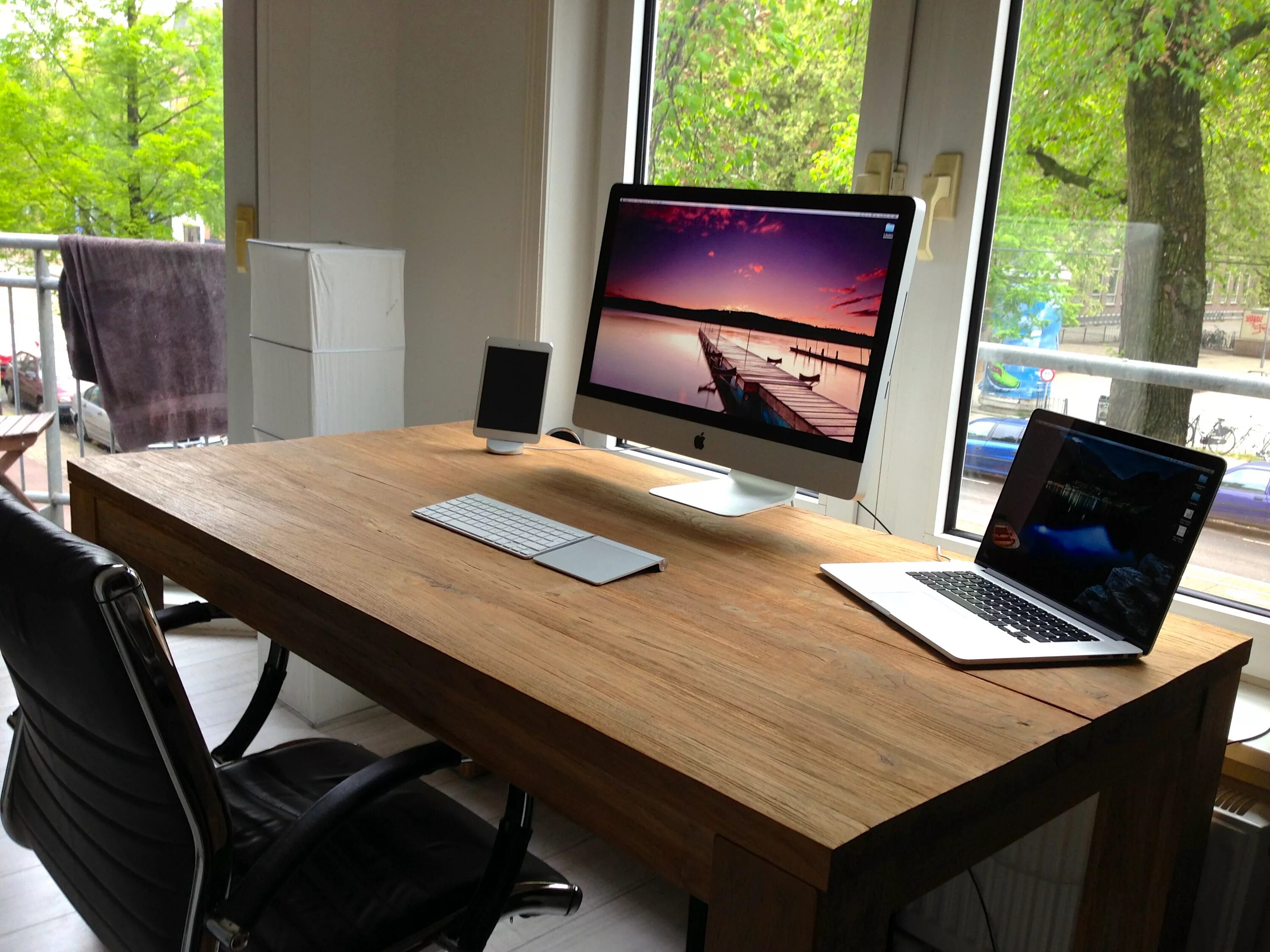 Стол экрана фото. Стол для аймака 27. IMAC 27 Desk Setup. Эпл аймак рабочее место. Рабочее место с MACBOOK.