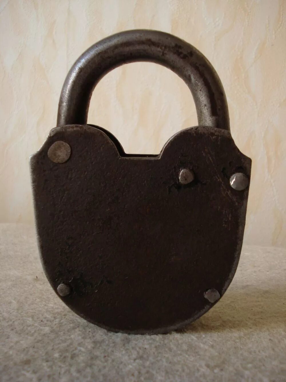старый навесной замок. винтажный навесной замок. амбарный замок 17 века. винтажный навесной замок. старый амбарный замок.