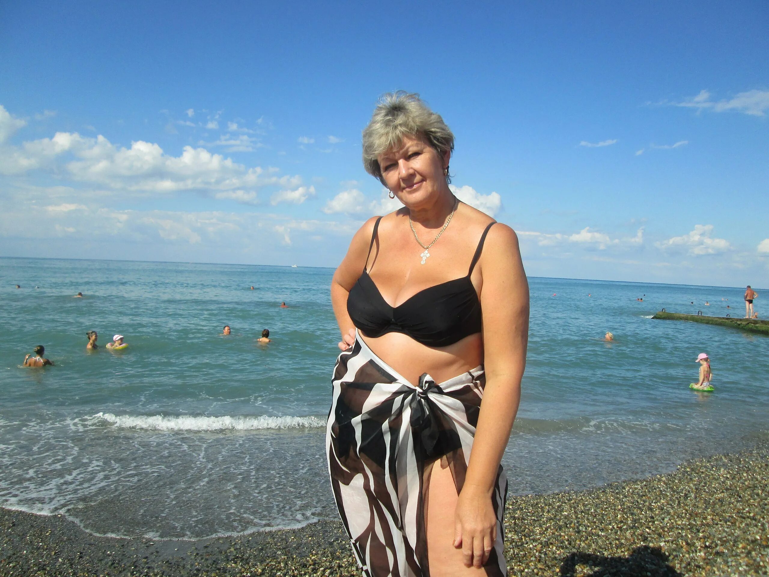 Фото женщин 50 на море. Женщина в возрасте на море. пожилые в купальниках. пожилые женщины в купальниках.
