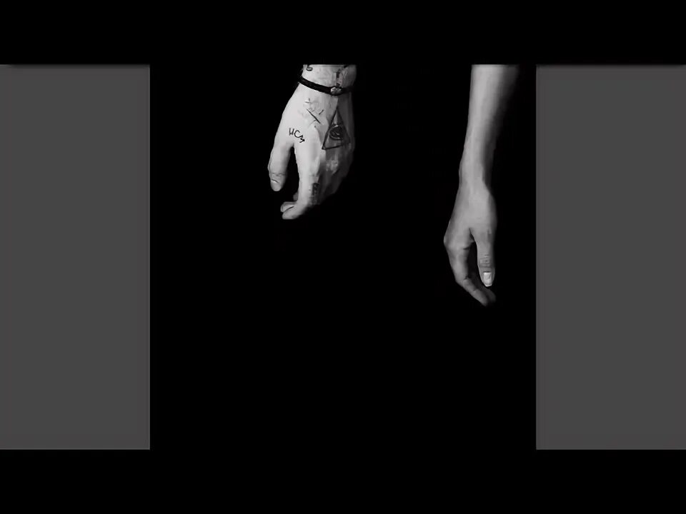 Песня в одной руке джул. Электронные сигареты эстетика juul. Песня в одной руке джул. Бтс видео эдит плачут. Идёт в джинсах.