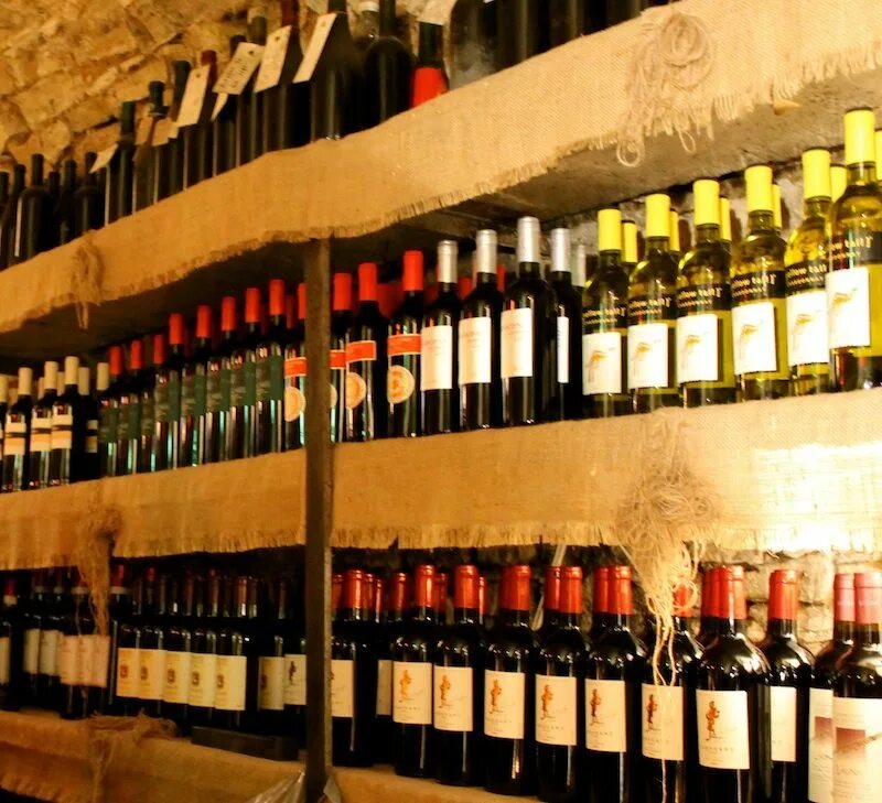 Стеллажи для вина Италия. Италия вино Барнелло. Итальянцы и вино Магнитогорск. Красное вино из Италии Пино. Вино низкого качества в народе