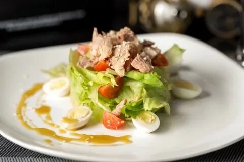 Салат с тунцом и салатом айсберг