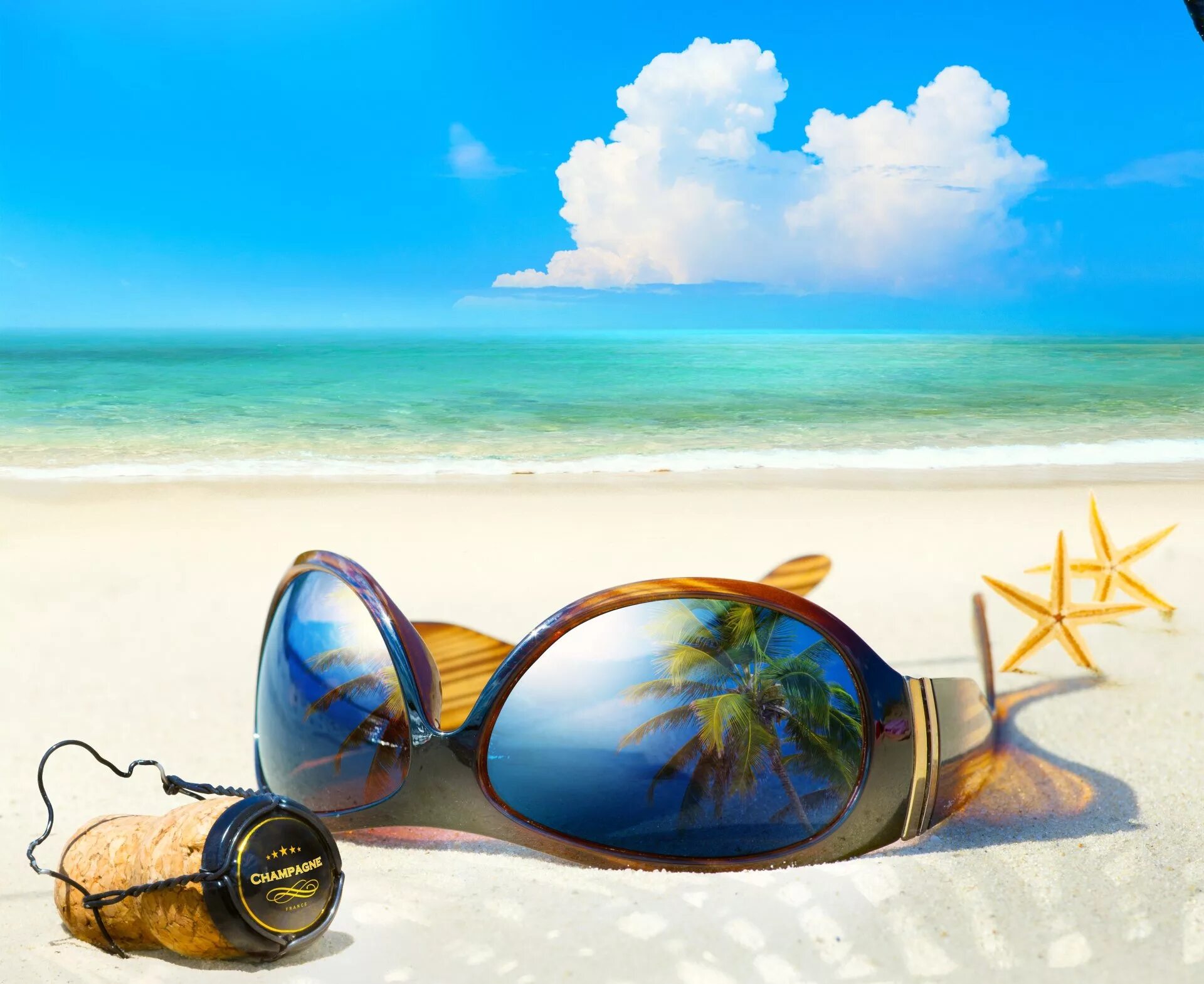 Лето море. Солнечные очки на пляже. Море пляж. Лето пляж.