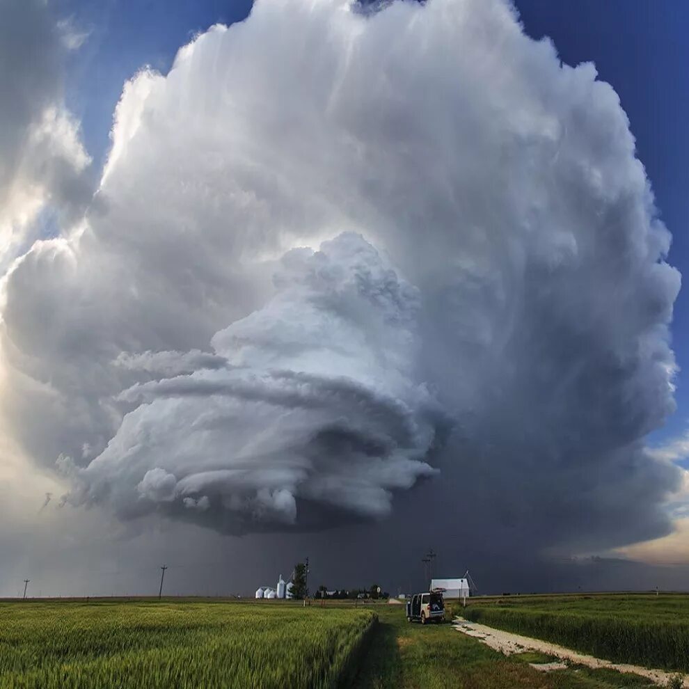 Тучи 1 час. Штат Канзас природа Торнадо. Буря смерч шторм Торнадо. Суперячейка с Торнадо. Природные стихии Торнадо.