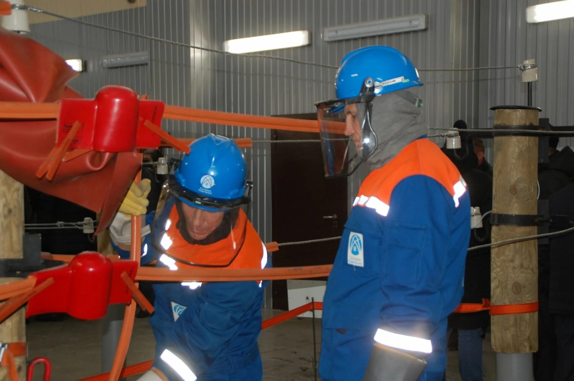 Работник электросетей. Учебно-тренировочный полигон. Центр работ под напряжением. Учебный полигон контактной сети. Напряжения учебного центра.