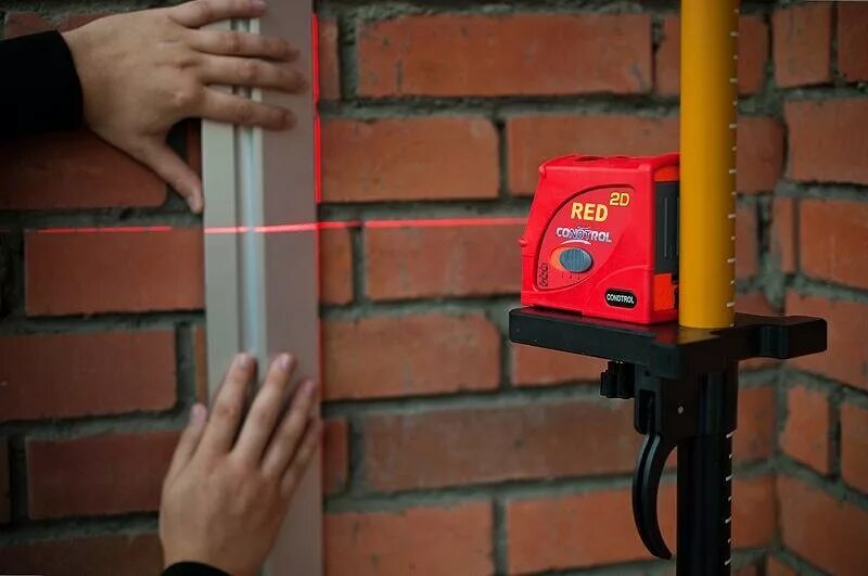 Лазерный уровень штукатурка. Лазер строительный самовыравнивающийся hilti. уровень строительный лазерный. установка маяков лазерным уровнем. лазерный уровень для кладки кирпича.