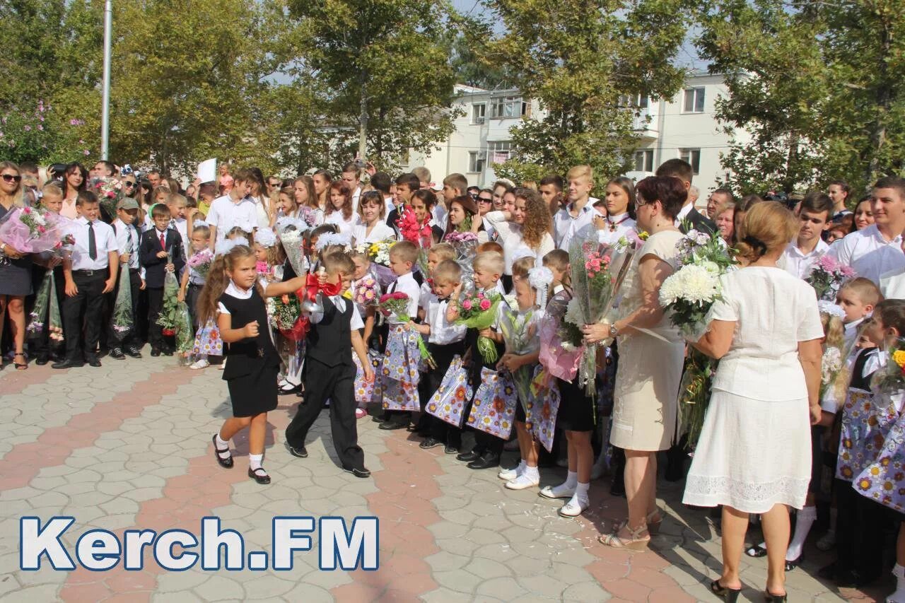 Школа-гимназия № 2 им. Директор гимназии 2 керчь. Гимназия 2 им в г короленко керчь. Гимназия короленко керчь. Гимназия 2 керчь.