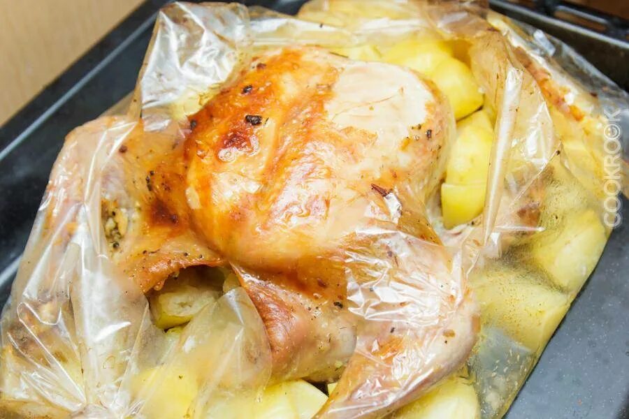 Курица в рукаве с картошкой и грибами. Курица с картошкой в духовке в рукаве. Запечь курицу в рукаве. Курица с картошкой в рукаве для запекания.