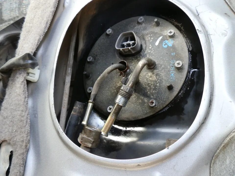 Причины вакуума в топливном баке шевроле нива. Mazda 626 gf бензобак. Бак топливный опель вивара дизель1. Вакуум в бензобаке причины. Бензобак создается вакуум.