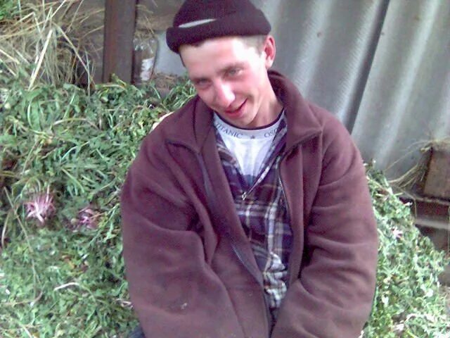 Умствелоотсталый человек. Умственно-отсталый человек. Дауны в очках. Умственно отсталые мужчины. Умственно отсталый парень.