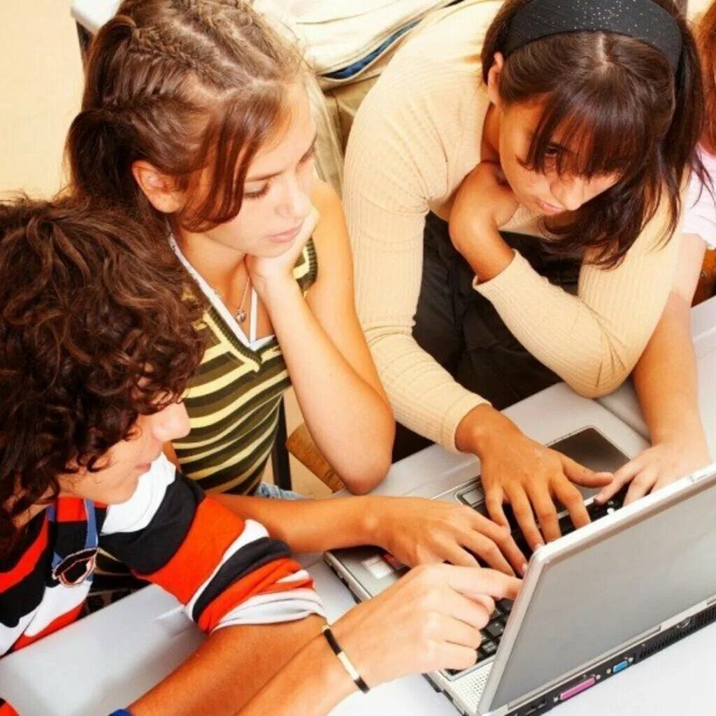 Труд молодежи. Подросток зарабатывает деньги. Подростки работают. Компьютер и человек. Подросток за компьютером.