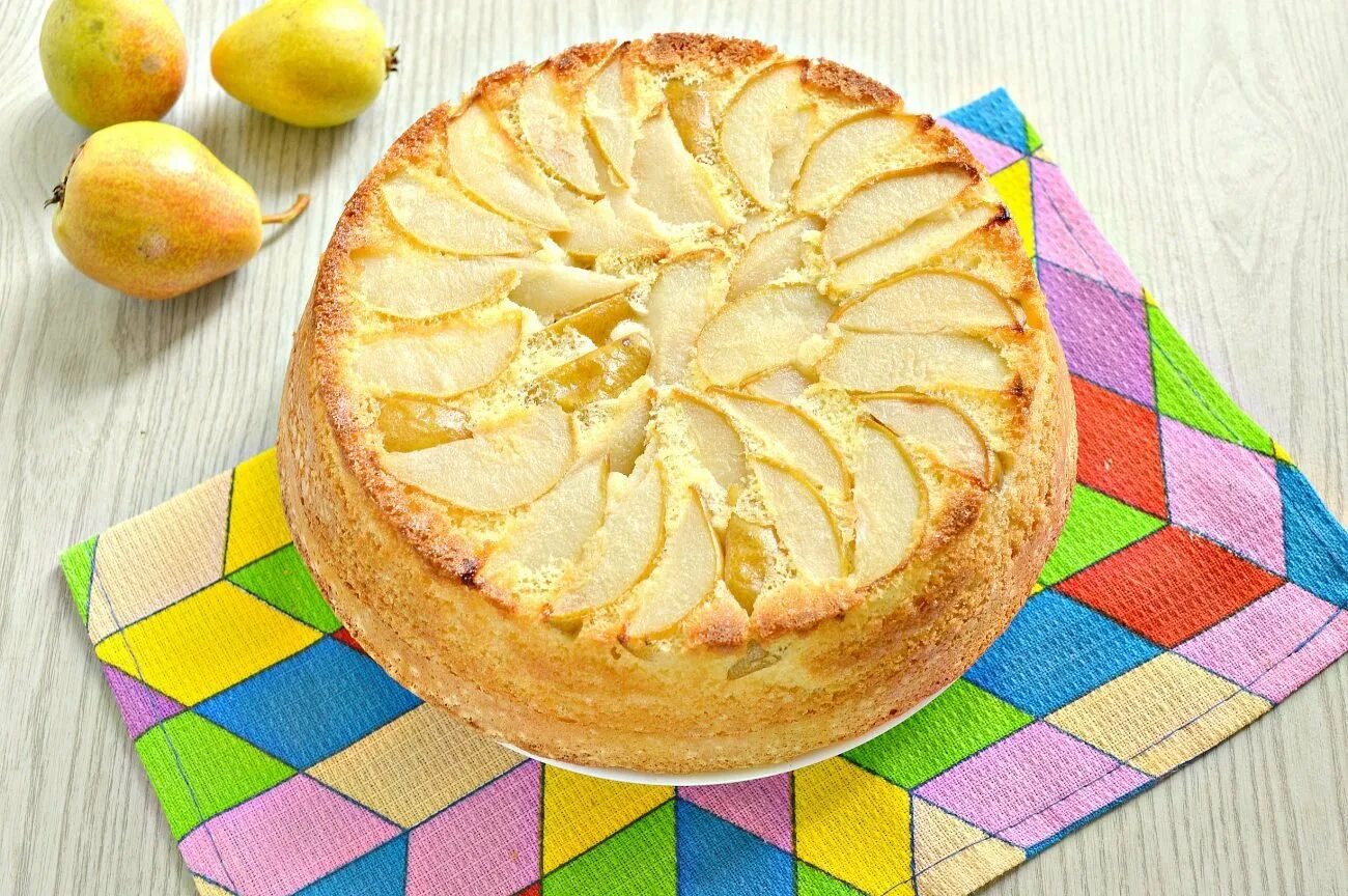 Спекла пирог. Пирог шарлотка. шарлотка с яблоками. французский яблочный пирог. бисквитный яблочный пирог.