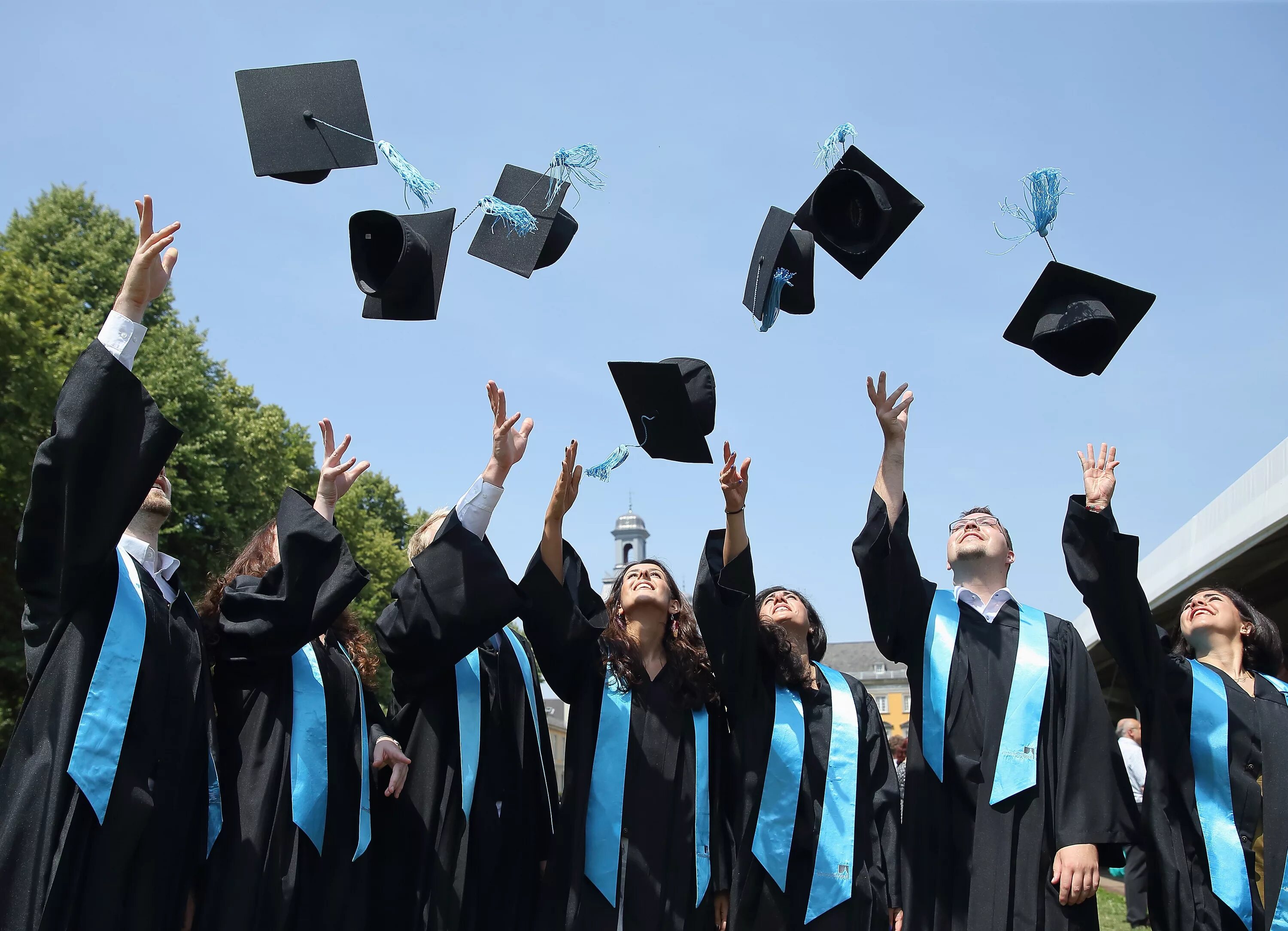 Complete a university degree. Выпускники магистратуры. Выпускной в университете. Выпускники университета. Выпускник вуза.