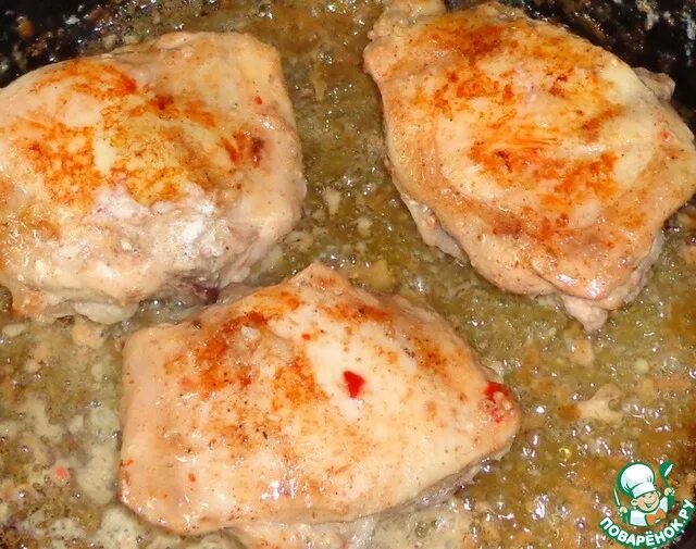 Куриные бедра на луке на сковороде. Куриные бедрышки в духовке в сметане. куриные бёдрышки в сметанном соусе. куриные бедра в сметане в духовке. куриные бедра в сметанном соусе на сковороде.