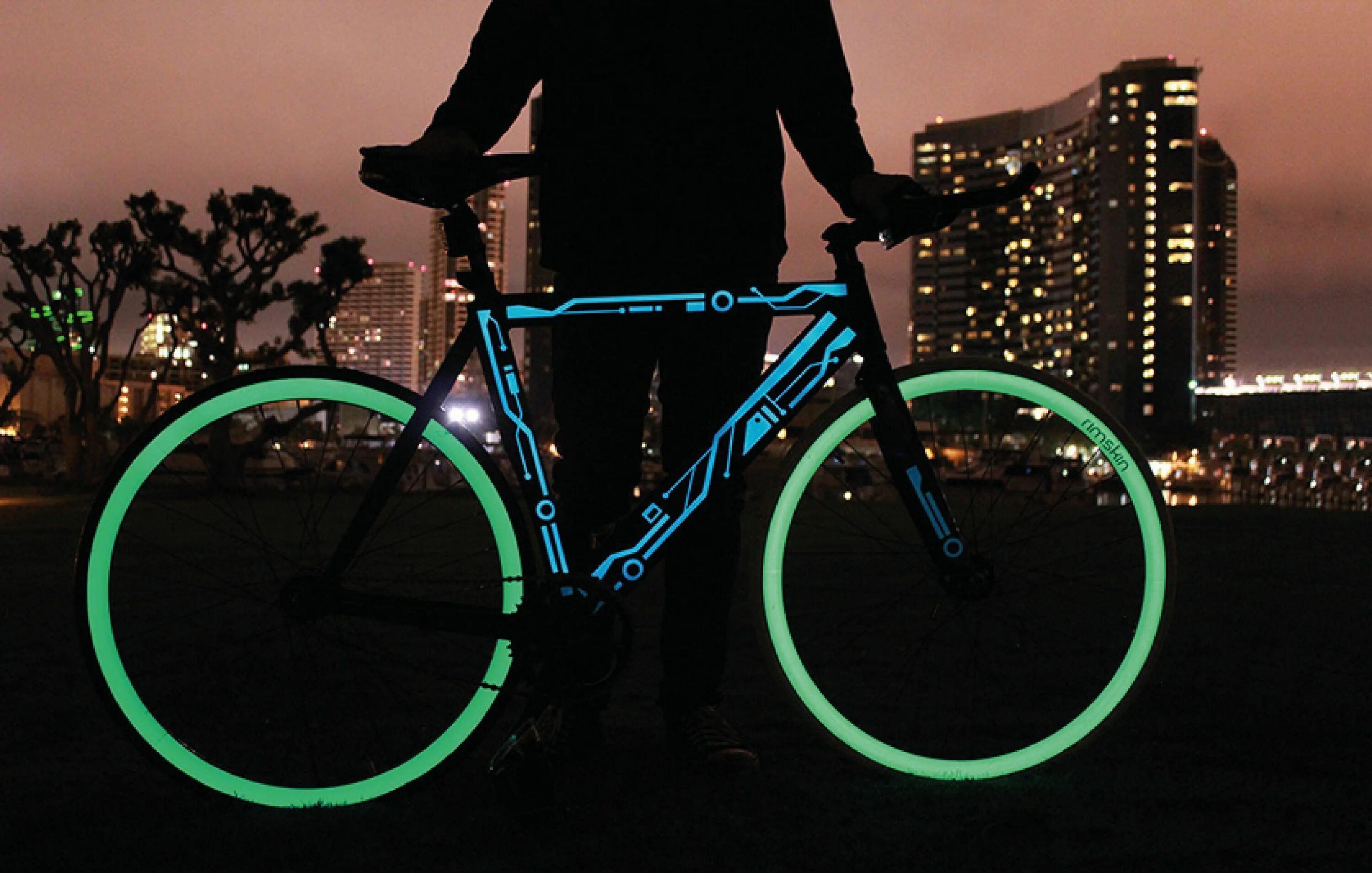 Светящаяся краска Acmelight. Флуоресцентная краска для велосипеда. Велосипед светящийся в темноте. Велосипед, покрашенный светящейся краской. Светящиеся велосипед