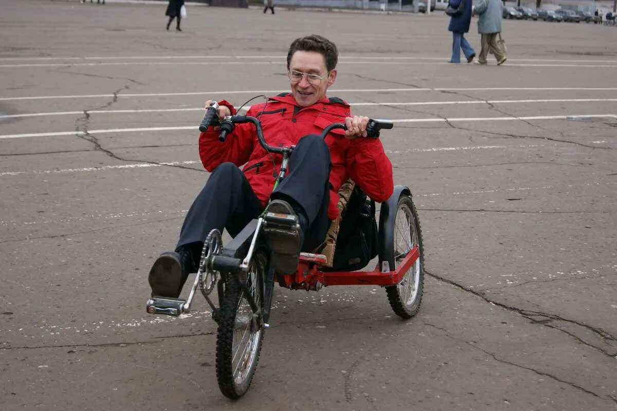 Человек в инвалидной коляске. Мужчина в инвалидной коляске. Два инвалида. Смешные инвалидные коляски. Инвалид в коляске без фона.