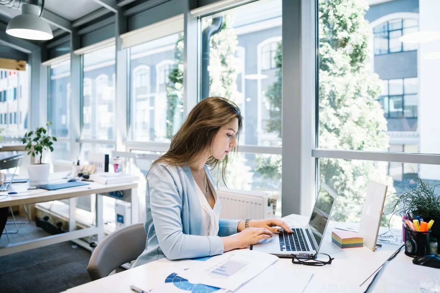 Работа дома редактор. Красивый офис с людьми. работа в офисе. женщина работает в офисе. фотосессия в офисе.