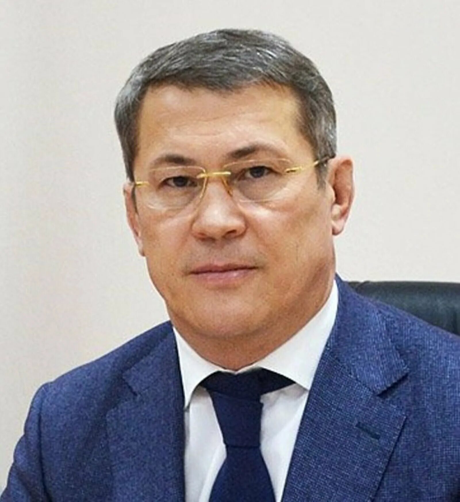 Глава р б. Глава башкортостана радий хабиров. радий фаритович хабиров президент башкортостана. хабиров радий фаритович портрет. президент республики башкортостан радий хабиров на стенд.